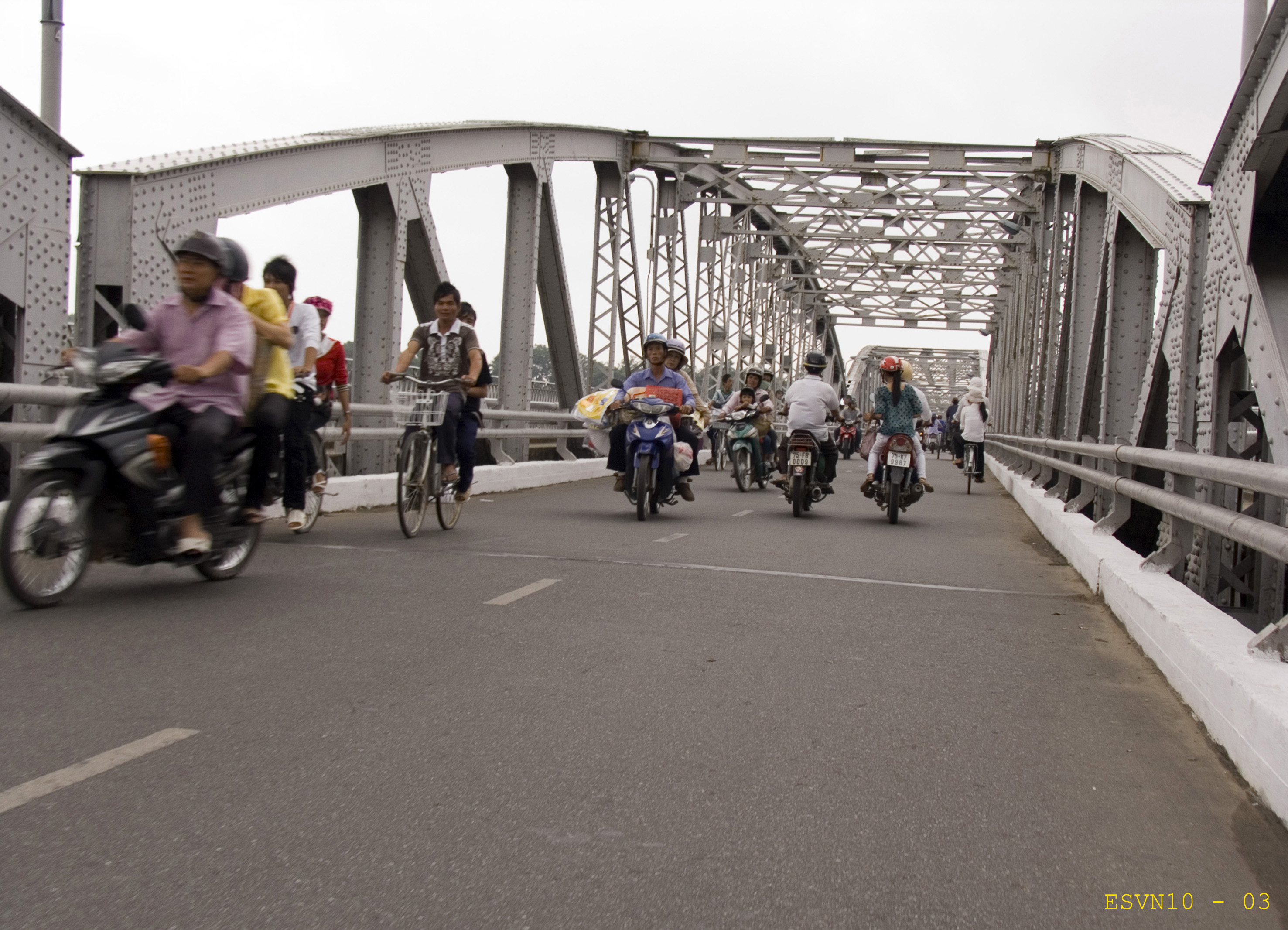 Sul ponte Truong Tien, prima della Liberazione si chiamava Nguyen Hoang 
