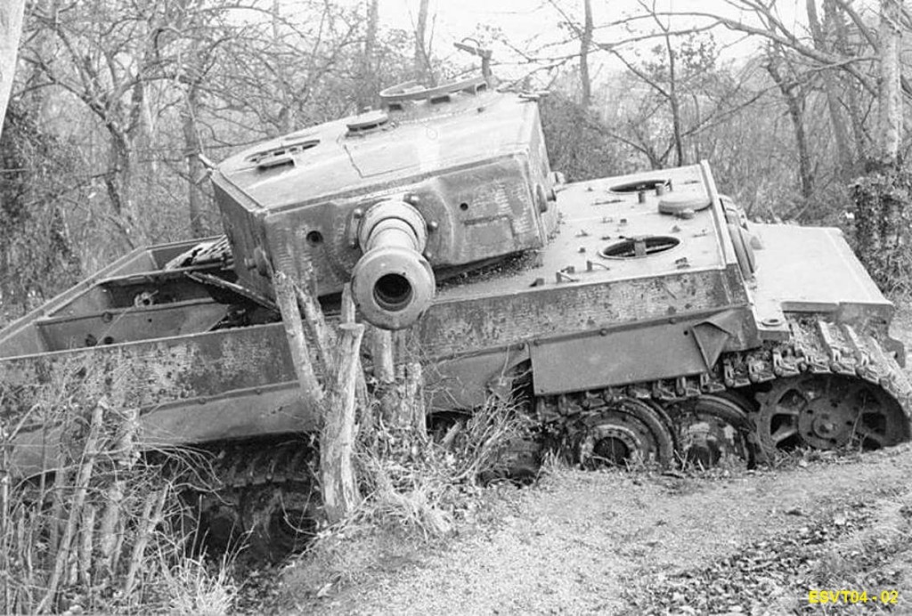 2) Il carro Tigre di Vimoutiers, fine agosto 1944.jpg