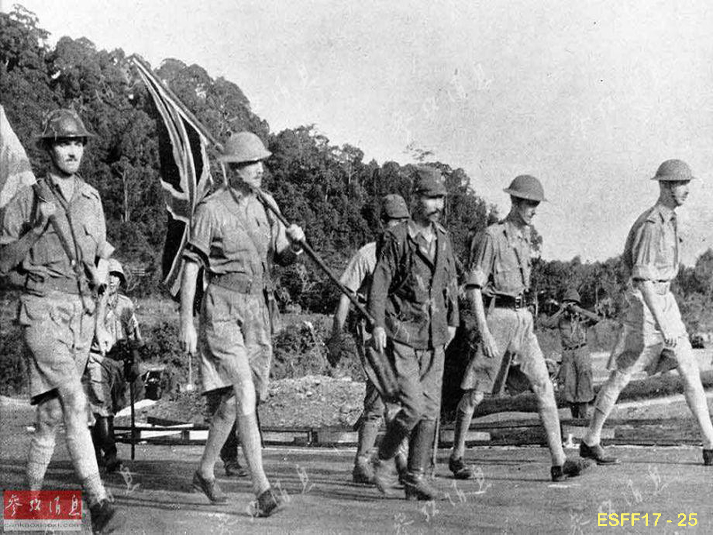 25 - Il Col. Sugita accompagna la delegazione di resa britannica.jpeg