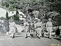 26 - La delegazione di resa britannica sulla salita che porta alla fabbrica Ford.jpg
