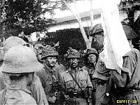 28 - Sir Percival dopo la resa si intrattiene con la guardia giapponese.jpg
