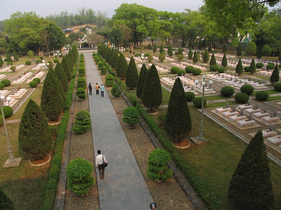 Un settore delle tombe militari dei regolari nordvietnamiti