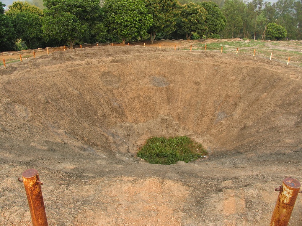 Il cratere dove vennero fatte brillare le munizioni prima della resa